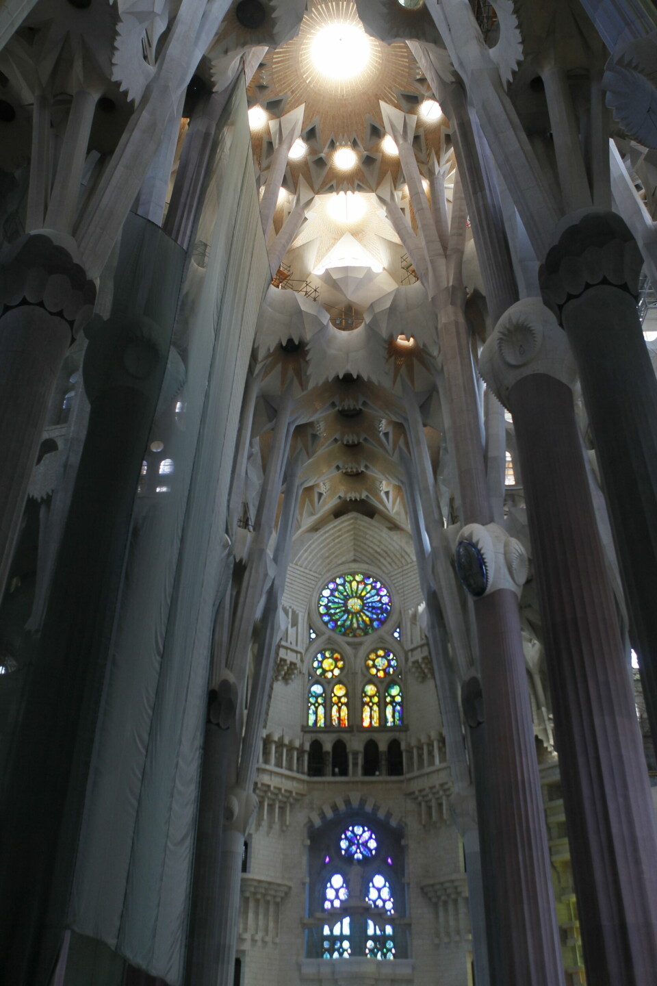 BARCELONA, SPANIA: Katedralen Sagrada Familia i Barcelona. Katedralen er tegnet av Antoni Gaudí og ble påbegynt i år 1883 men er fortsatt ikke ferdig. Bygget er planlagt ferdig i 2025. Antoni Gaudi døde i 1926. Her detaljer fra interiøret med søyler og glassmalerier. Den katalanske arkitekten Antoni Gaudís hovedkilde til inspirasjon var natur og religion, noe som er synlig for dem som går inn i La Sagrada Família. Arkivfoto: Cornelius Poppe / NTB