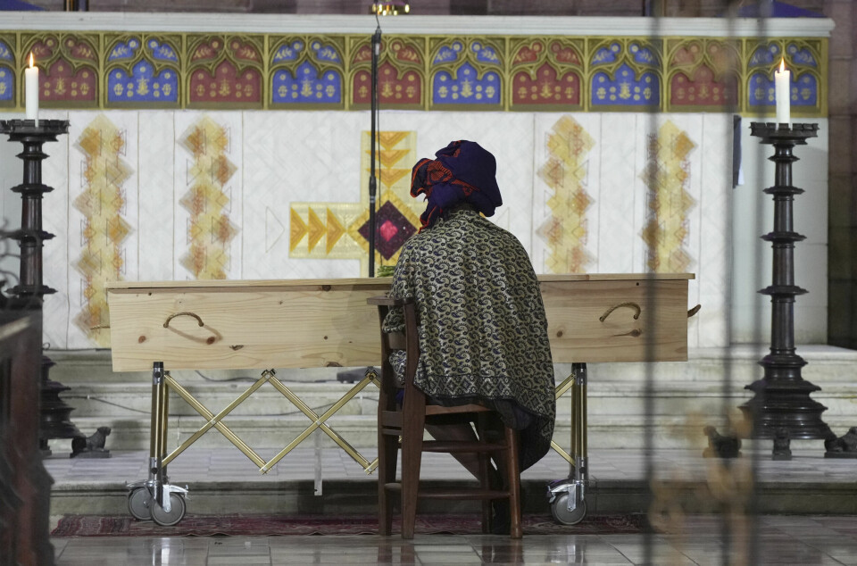 GRAVFERD: Mpho Tutu ved sin fars båre i St. George-katedralen i Cape Town. Mpho Tutu, sits with the coffin of her father Anglican Archbishop Emeritus Desmond Tutu during his funeral at the St. George's Cathedral in Cape Town, South Africa, Saturday, Jan. 1, 2022. Tutu, the Nobel Peace Prize-winning activist for racial equality and LGBT rights died Sunday at the age of 90. (Nic Bothma/Pool Photo via AP)