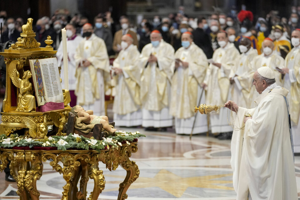 PREKEN: – Siden mødre gir liv, og kvinner holder verden sammen, la oss alle gjøre en større innsats for å støtte mødre og beskytte kvinner, sa pave Frans. Pope Francis celebrates a Mass for the solemnity of St. Mary at the beginning of the new year, in St. Peter's Basilica, at the Vatican, Saturday, Jan. 1, 2022. (AP Photo/Andrew Medichini)