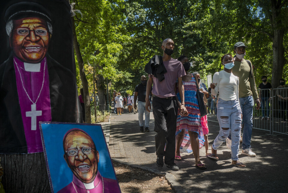 I KØ: folk står i kø for å hedre Desmond Tutu, som blir gravlagt lørdag 1. nyttårsdag. Foto: Jerome Delay / AP / NTB
