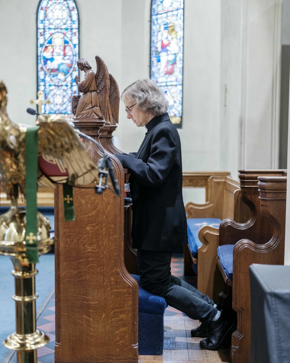 ST. EDMUND: Chaplain Joanna Udal i St Edmund's Church i Oslo. Chaplain Joanna Udal i St Edmund's Church, Oslo. Åpen kirke dagen etter at dronning Elizabeth II døde.