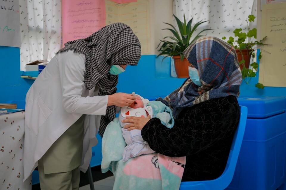 FÅR JOBBE: Her er en jordmor på jobb i Afghanistan. Jordmor på jobb i Afghanistan