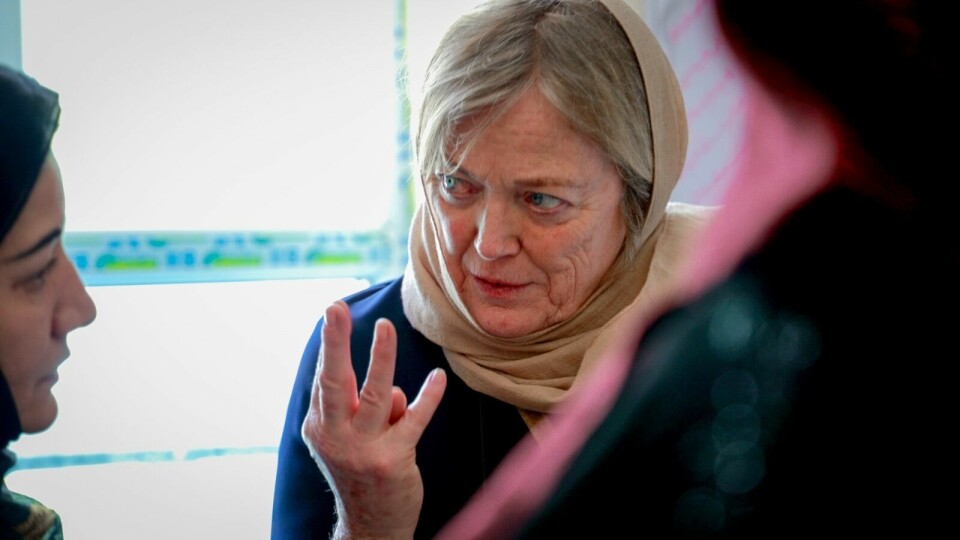 PÅ PLASS: Styreleder i Afghanistankomiteen Gry Synnevåg i samtale med et av Afghanistankomiteens regionkontor. Afghanistan kvinner gry synnevåg
