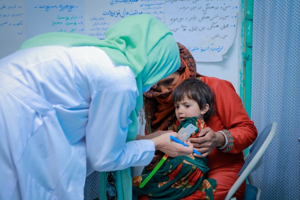 STØTTES: Afghanistankomiteen er med å hjelpe til å utdanne kvinner i Afghanistan til bli jordmødre, en av få yrker afghanske kvinner kan ha nå. Afghanistan kvinner mor