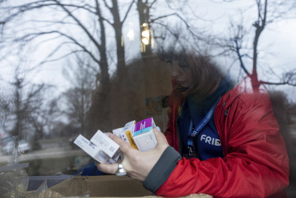 SER ETTER MEDISINER: En frivillig fra FRIDA ser etter medisiner til en av pasientene som har kommet til den mobile klinikken. Uten de frivillige helsearbeiderne hadde det ikke vært noen som kunne skrevet ut medisiner eller henvisninger til spesialist i landsbyen Khrestysjtsje. En frivillig fra FRIDA ser etter medisiner til en av pasientene som har kommet til den mobile klinikken. Uten de frivillige helsearbeiderne hadde det ikke vært noen som kunne skrevet ut medisiner eller henvisninger til spesialist i landsbyen Khrestysjtsje. Foto: Jevhen Maloletka / AP / NTB