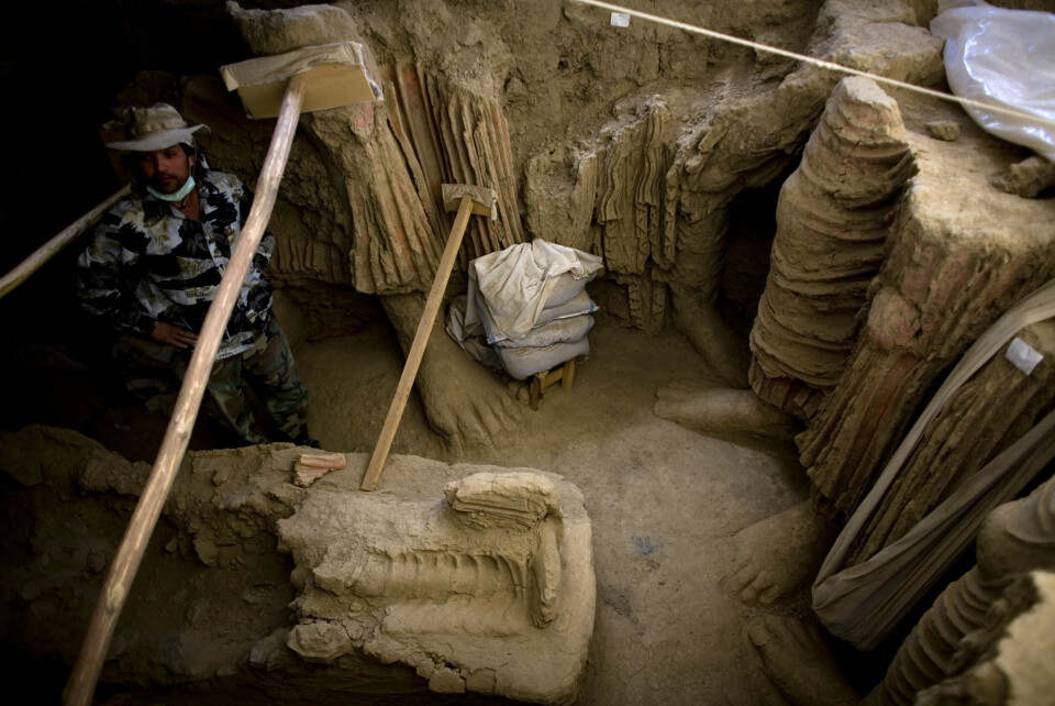 GUDDOMMER: En arkeolog står ved siden av Buddha-statuene i det eldgamle tempelet. Afghanistan Kina