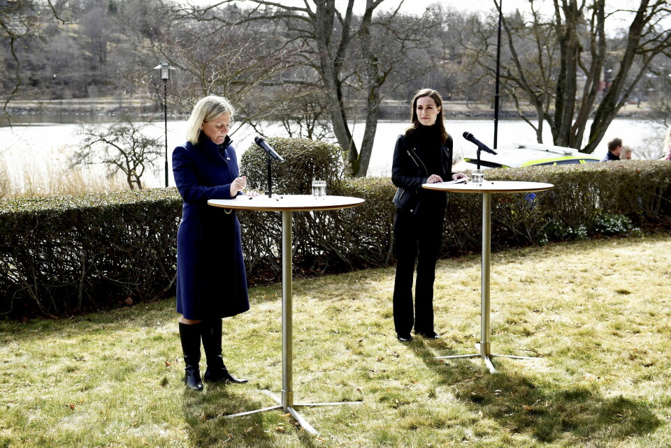 Statsminister Magdalena Andersson (t.v.) og Finlands statsminister Sanna Marin holder pressekonferanse ved Villa Bonnier i Stockholm. Statsminister Magdalena Andersson (t.v.) og Finlands statsminister Sanna Marin holder pressekonferanse ved Villa Bonnier i Stockholm. Foto: Paul Wennerholm / TT / NTB
