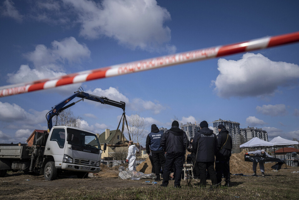 Ukrainere undersøker lik som er funnet i forstedene til Kyiv etter at russiske styrker trakk seg ut av området. Ukrainere undersøker lik som er funnet i forstedene til Kyiv etter at russiske styrker trakk seg ut av området. Foto: Jevgenij Maloletka / AP / NTB