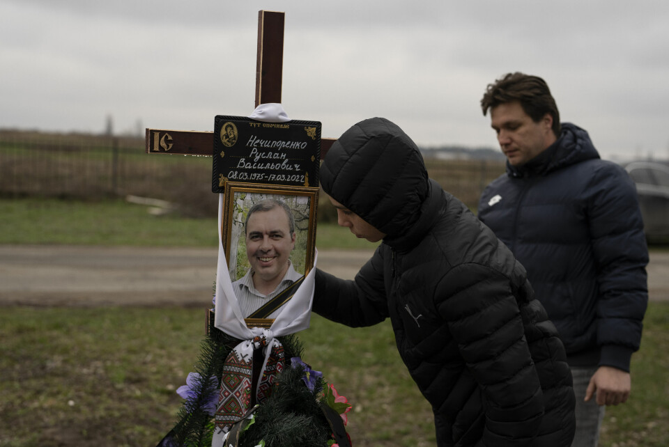 Jura Netsjyporenko kysser et bilde av sin far Ruslan på kirkegården i Butsja. Faren ble drept av russiske soldater mens han selv med nød og neppe slapp unna å bli drept. Familien vil ha de skyldige dømt, og Human Rights Watch har dokumentert en rekke mulige krigsforbrytelser mens Russland okkuperte Butsja. Jura Netsjyporenko kysser et bilde av sin far Ruslan på kirkegården i Butsja. Faren ble drept av russiske soldater mens han selv med nød og neppe slapp unna å bli drept. Familien vil ha de skyldige dømt, og Human Rights Watch har dokumentert en rekke mulige krigsforbrytelser mens Russland okkuperte Butsja. Foto: Petros Giannakouris / AP / NTB