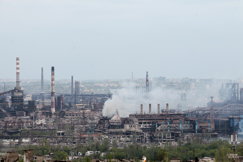 UKRAINA: Røyk stiger fra Azovstal-stålverket i Mariupol 5. mai. Stålverket har lenge vært tilholdssted for de siste gjenværende ukrainske styrkene i Mariupol Røyk stiger fra Azovstal-stålverket i Mariupol 5. mai. Stålverket har lenge vært tilholdssted for de siste gjenværende ukrainske styrkene i Mariupol. Foto: AP / NTB