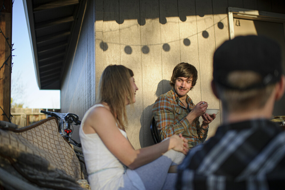Vafler, jordbær og fløtemysost: Gaute Fotland var andreårsstudent ved Bethel School of Supernatural Ministry da Strek møtte ham i Redding i 2011. Her i hyggelig lag med andre norske Bethel-studenter. Bethel Church i California vekker global nysgjerrighet med sin satsing på mirakler og en 'overnaturlig livsstil'. Som når man kollektivt 'drikker seg fulle i Ånden'. Bølgene fra Bethel slår bredt inn over kristen-Norge.