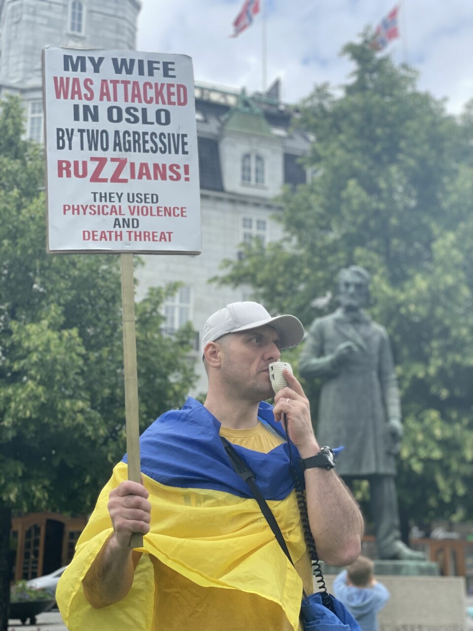 VOKAL: «Støtt Ukrainas kamp for demokrati og frihet», ropte Maks Nechyporuk på Eidsvolls plass. Bak ham stod «den norske parlamentarismens far» Johan Sverdrup som så ut til å høre nøye etter. Russland demonstrasjon