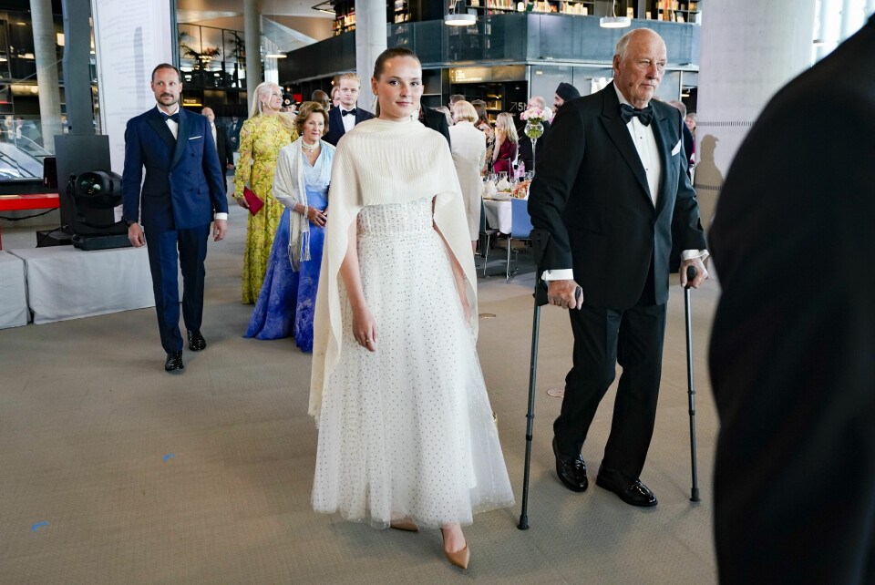 BIBLIOTEKET: Regjeringens festarrangement i forbindelse med prinsessens myndighetsdag holdes på Deichman Bjørvika, Oslos hovedbibliotek. Oslo 20220616. Prinsesse Ingrid Alexandra og kong Harald fulgt av kronprins Haakon, dronning Sonja, kronprinsesse Mette-Marit og Marius Borg Høiby under regjeringens festarrangement i forbindelse med prinsessens myndighetsdag som holdes på Deichman Bjørvika, Oslos hovedbibliotek.Prinsessen Ingrid Alexandra fylte 18 år 21. januar 2022. Markeringene av myndighetsdagen ble utsatt til juni på grunn av smittesituasjonen og koronarestriksjonene.Foto: Lise Åserud / NTB / POOL