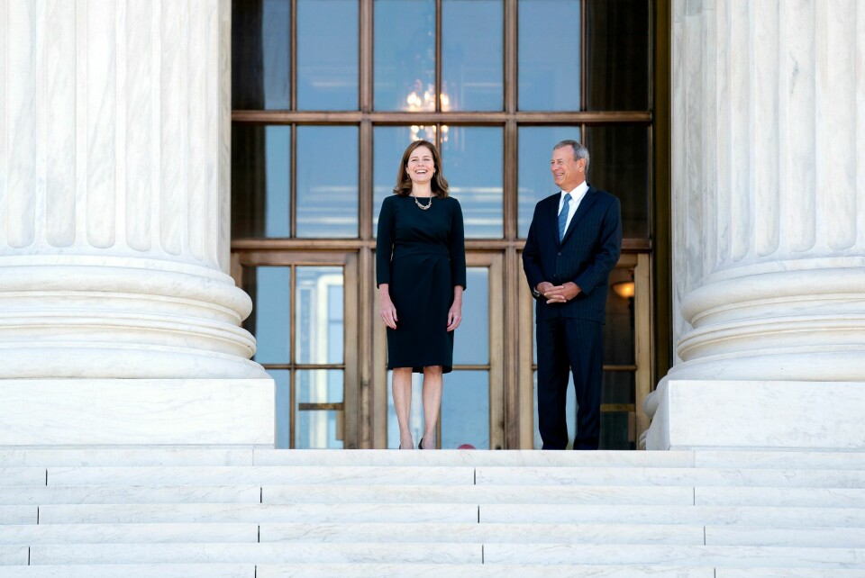 HØYESTERETT: Utnevnelsen av den konservative dommeren Amy Coney Barrett tippet flertallet i høyesterett. Her fotografert med sjefsdommer John Roberts utenfor høyesterettsbygningen i Washington, DC 1. oktober 2021. Utnevnelsen av den konservative dommeren Amy Coney Barrett tippet flertallet i høyesterett. Her fotografert med sjefsdommer John Roberts utenfor høyesterettsbygningen i Washington, DC 1. oktober 2021.