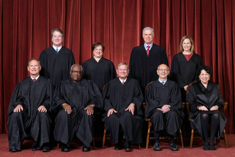 NI DOMMERE: Amerikansk høyesterett består av ni dommere. Foran f.v. Samuel A. Alito, Jr., Clarence Thomas, John G. Roberts, Jr., Stephen G. Breyer og Sonia Sotomayor. Bak: Brett M. Kavanaugh, Elena Kagan, Neil M. Gorsuch og Amy Coney Barrett. Amerikansk høyesterett består av ni dommere. Foran f.v. Samuel A. Alito, Jr., Clarence Thomas, John G. Roberts, Jr., Stephen G. Breyer og Sonia Sotomayor. Bak: Brett M. Kavanaugh, Elena Kagan, Neil M. Gorsuch og Amy Coney Barrett. Foto: Fred Schilling / Collection of the Supreme Court of the United States.