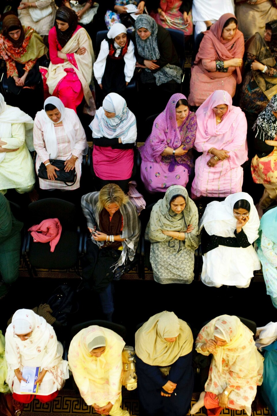 DRONNINGEN BESÿKER MOSK… I OSLOI mange moskeer er kvinner velkomne. Men mannen anses som den primære brukeren av moskeen. Kvinner ansees som gjester, skriver Amina Sijecic Selimovic.(Foto: Cornelius Poppe/NTB scanpix)