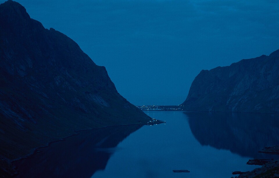 Augustnatt over Reine, tatt fra Kirkefjorden, LofotenEn eller annen kveld i august gjør du deg et ærend utenfor, og plutselig er alt kullmørkt, en stor, varm, svart stillhet, skriver Håvard Nyhus.(Foto: Trym Ivar Bergsmo/Samfoto)