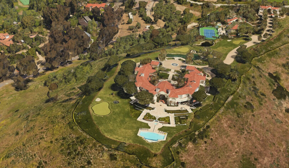 STRANDPALÉ: Teodorin Obiangs strandslott i Malibu i California er no selt etter at USA beslagla eigedommen. Pengane går til koronavaksine i Ekvatorial-Guinea.(Foto: Google Earth)