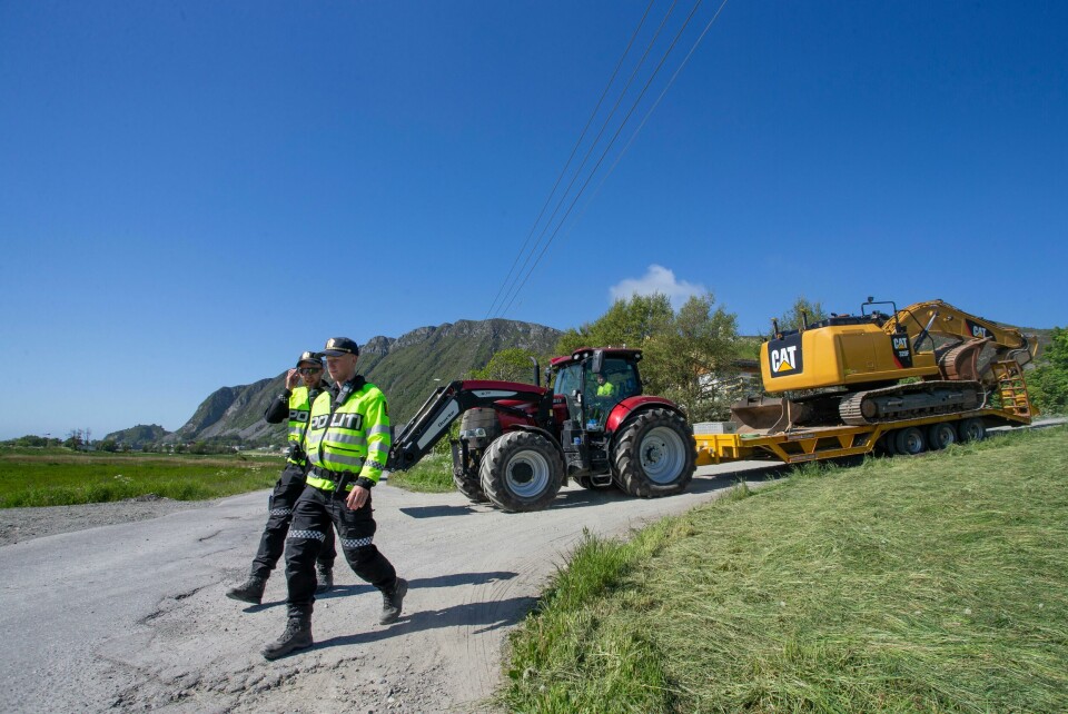 Protester mot vindkraft på HaramsøyDen siste tida har vindkraftutbygging skapt harde frontar på Haramsøya i Møre og Romsdal. Her passar politiet på at anleggsmaskiner kjem fram, trass protestane.(Foto: Svein Ove Ekornesvåg/NTB scanpix)