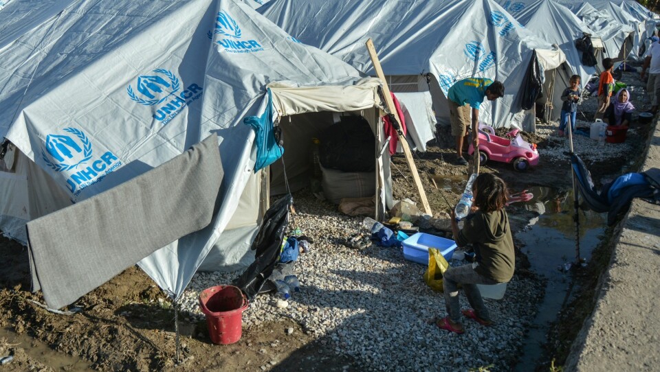 KREVENDE: Asylsøkere i teltleiren Kara Tepe på den greske øya Lesvos vasker teltene sine etter kraftig regnvær i midten av oktober. Vinteren for beboerne i leiren blir tøff. Teltene har ikke innlagt vann eller varme.(Foto: Panagiotis Balaskas/AP)