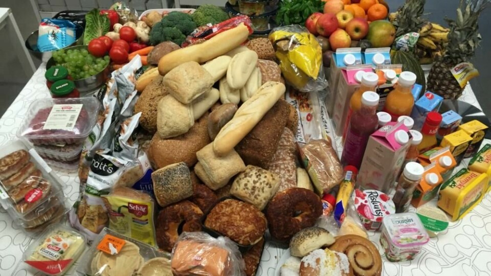 Matkastebordet. Kvar forbrukar kastar nesten 43 kilo matvarer i året - eller like mykje som det er på dette bordet.(Foto: Erlend Berge)