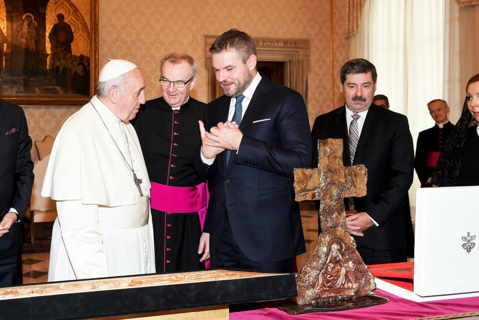Vatican Pope SlovakiaSlovakias statsminister Peter Pellegrini (i midten) i audiens hos pave Frans mandag. Sist uke ble et forslag om en innstramming i abortloven i det katolske landet nedstemt.(Foto: Tiziana Fabi/AP)