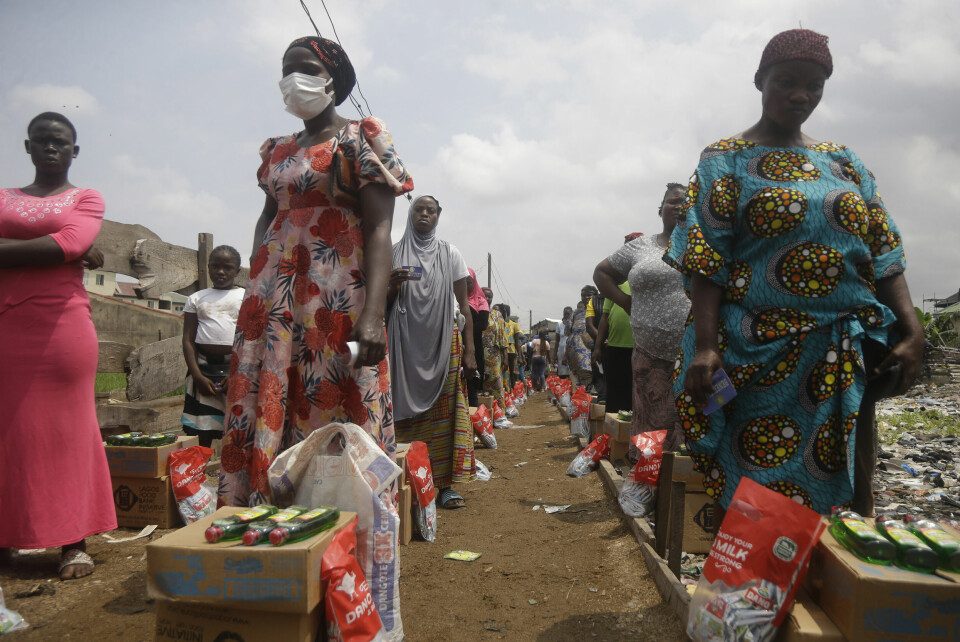 Nigeria Food Bank InitiativeMATUTDELING: Nigerianske kvinner venter på matutdeling fra the Lagos Food Bank Initiative i juli 2021.(Foto: Sunday Alamba/AP)