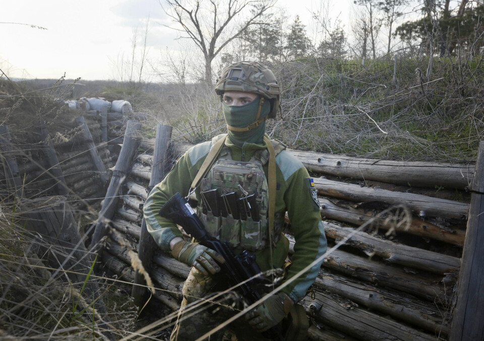 KLAR FOR KRIG: Ein ukrainsk soldat ved grensa som går gjennom regionen Luhansk i Ukraina. På andre sida har pro-russiske opprørarar kontroll. No aukar frykta for ein russisk invasjon av landet.(Foto: Efrem Lukatsky/AP)