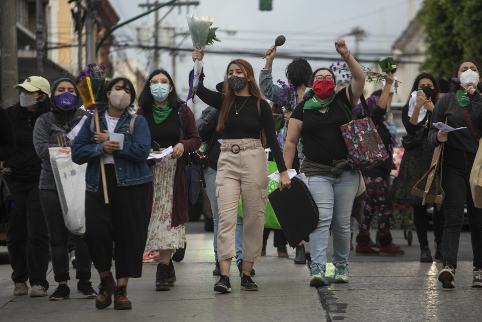 GUATEMALA: Den humanitære situasjonen i Guatemala er en av verdens mest underrapporterte, ifølge Care. Her fra en kvinnemarsj i Guatemala by like før jul. Kvinnene protesterte mot myndighetenes håndtering av en rekke drap på kvinner og forsvinninger den siste tiden. Foto: Moises Castillo / AP / NTB(Foto: Moises Castillo/AP)