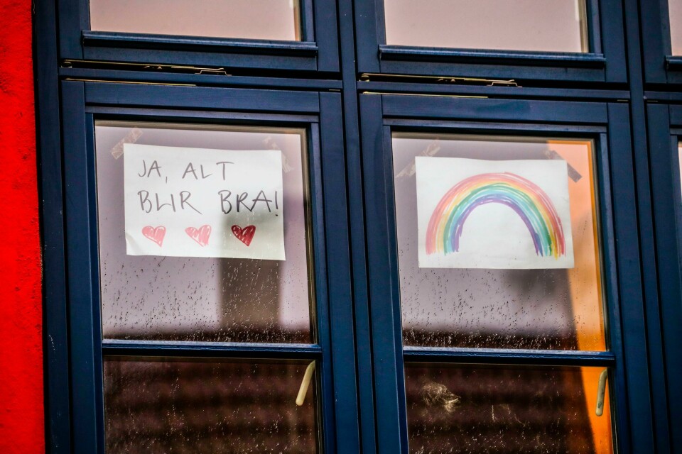 Alt blir bra!Barn har malt tegninger og banner hvor det står at alt skal bli bra når korona-viruset ikke lenger skal prege livene til befolkningen.(Foto: Lise Åserud/NTB scanpix)