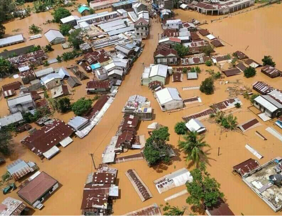 HARDT RAMMET: Øst-Madagaskar er hardt rammet av syklonen Batsirai. I byen Vohipeo står vannet i gatene i hele byen. Rektor ved Fihaonana jordbruksskole ligger like utenfor byen sier risavlinger råtner på grunn av oversvømmelsen. Nå frykter han sultkatastrofe på den afrikanske øya.(Foto: NMS )