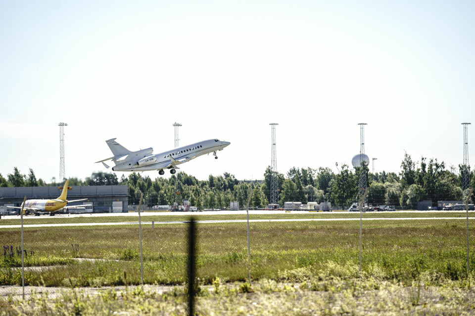 UTSLIPPSBOMBE: Private jetfly har mye høyere utslipp per person enn rutefly, fordi det som regel har mange færre passasjerer. Her letter flyet til milliardær Bjørn Rune Gjelsten fra privatflyterminalen på Gardermoen 23. juni.(Foto: Erlend Berge)