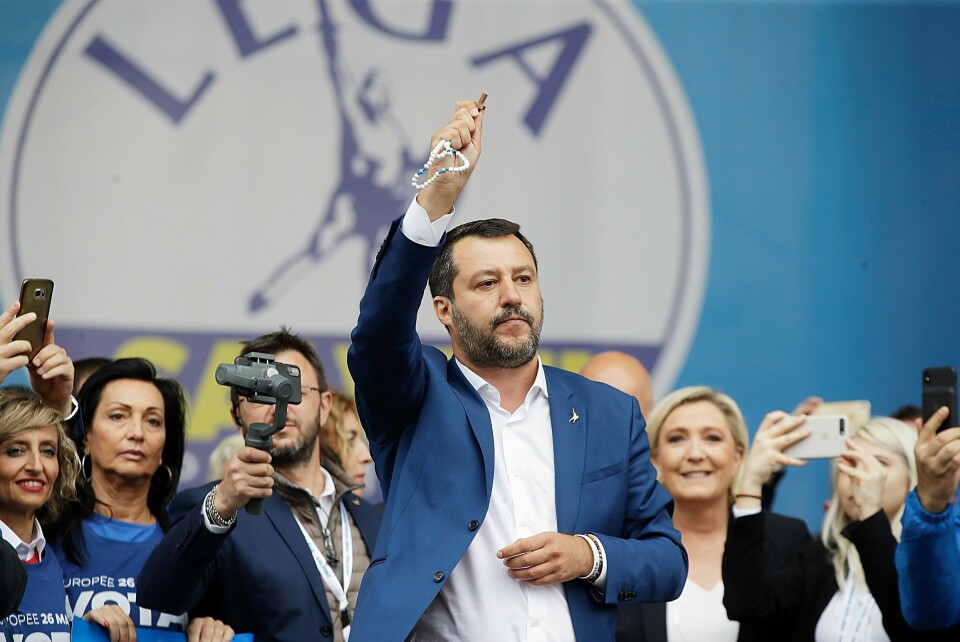 Italy Catholic SymbolsKRISTENNASJONALIST: Italias tidligere visestatsminister Matteo Salvini med en ronsenkrans i hånda mens han taler til en samling nasjonalistiske europeiske partiledere i Milano i år.(Foto: Luca Bruno/AP)