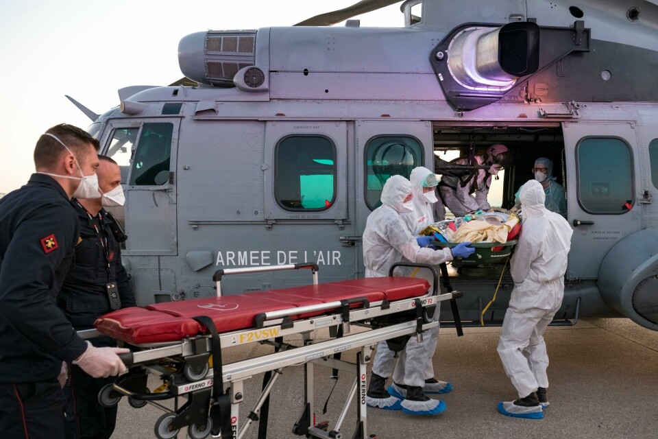 Virus Outbreak FranceKoronaviruset har rammet Frankrike hardt. Her evakuerer medisinsk personell en person med covid-19 fra flyplassen i Orly.(Foto: Julien Fechter/AP)