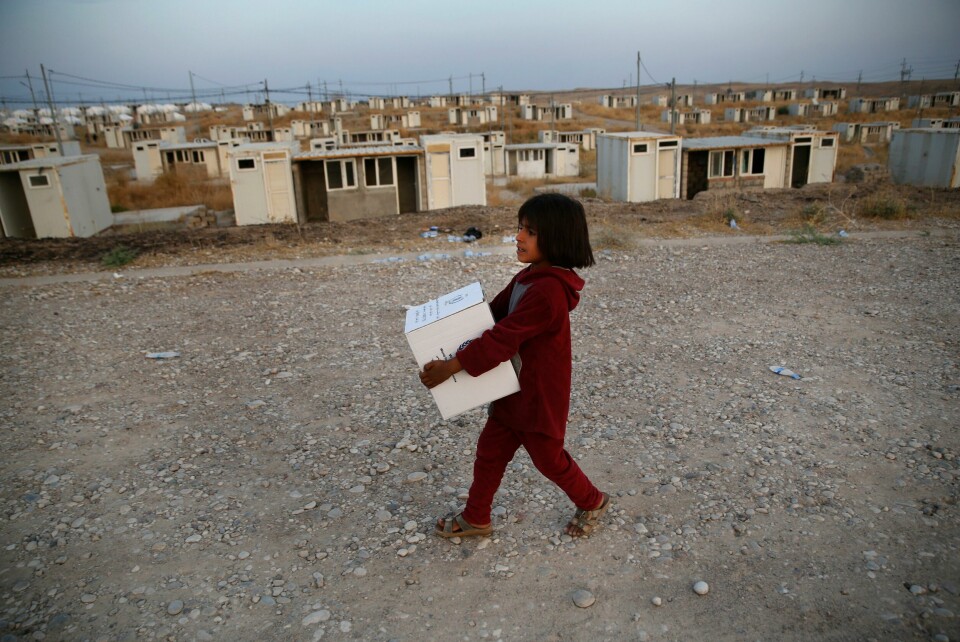 Iraq SyriaTrygghet: Denne syriske jenta har fått midlertidig trygghet i en flyktningleir i Mosul i Irak. Flere konflikter, klimautfordringer og koronakrisen har skapt en vanskeligere situasjon for verdens fattigste. Prinsippet om 1 prosent til bistand i Norge er helt betimelig og ganske rimelig symbolpolitikk, mener Veslemøy Østrem.(Foto: Hussein Malla/AP)