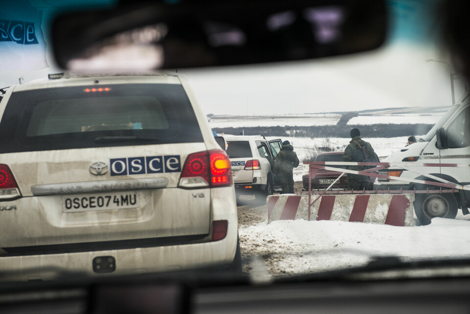 FRONTLINJA: Observatører fra OSSE er på vei gjennom det siste sjekkpunktet på ukrainsk-kontrollert side. OSSE har rundt 700 observatører i Øst-Ukraina – på begge sider av frontlinja.(Foto: Olav Standal Tangen/DAM)