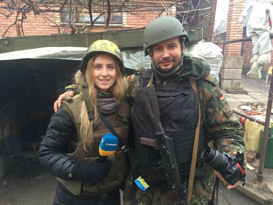 Anna Myroniuk, journalist i Kyiv IndependentKRIG: Anna Myroniuk var journalist i Kyiv Post fram til avisen ble lagt ned høsten 2021. Hun har dekket krigen i Ukraina i flere år. Bildet er fra 2015, i Pisky, en landsby i Donetsk-området.(Foto: Privat)
