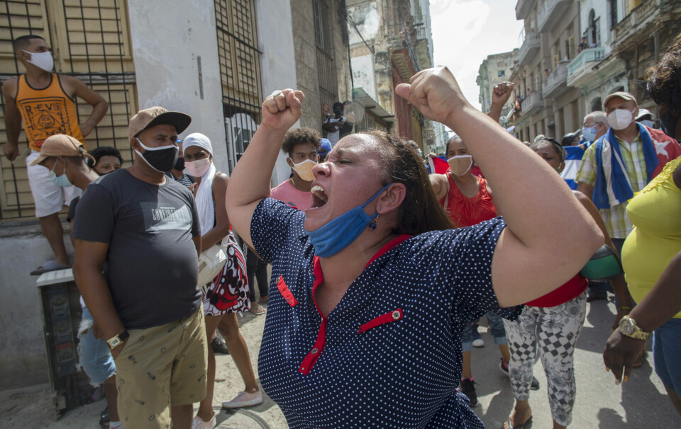 MATMANGEL: Tusener har demonstrert i gatene i flere byer på Cuba for å protestere mot matmangel og høye priser. Det er de største protestene i Cuba på flere tiår. Nærmere 200 er arrestert.(Foto: Ismael Francisco/AP)