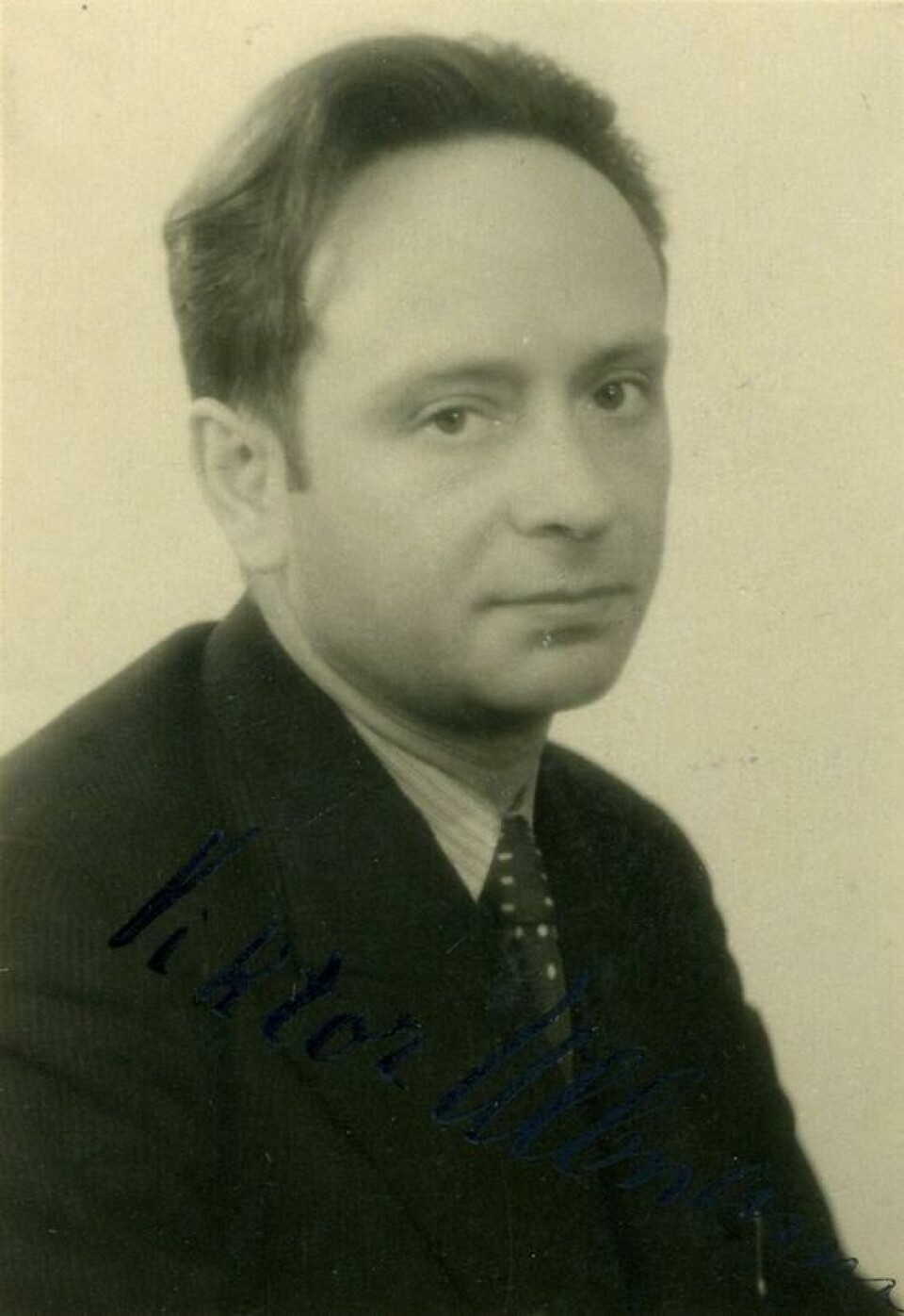 Viktor Ullmann ble myrdet i Auschwitz i 1944. Nye utgivelser har spilt inn musikk han skrev i konsentrasjonsleir. «Jeg griper meg i å lete etter uttrykk for smerte, men det som gjør størst inntrykk er faktisk i hvor liten grad man kan høre leiren», skriver Tore Hegdahl.(Foto: Viktor Ullmann Foundation©)