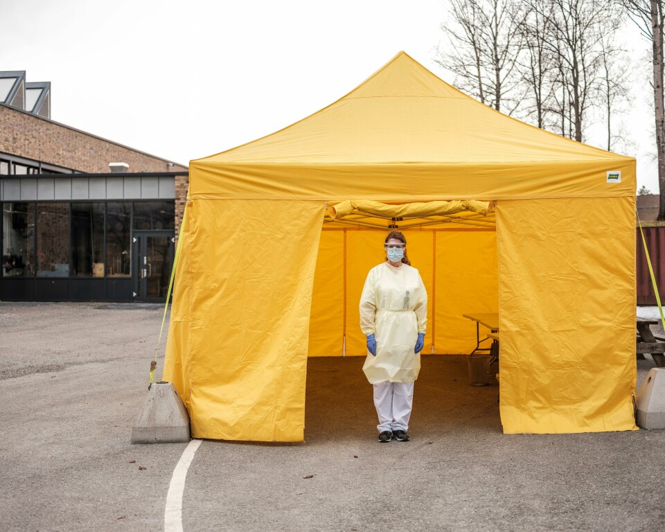 Mari Ranneberg-Nilsen fikk i oppdrag å gjøre om helsestasjonen i Borgen i Asker til poliklinikk for koronasmittede og andre med luftveisinfeksjoner. – At vi risikerer å stå uten smittevernutstyr – det orker jeg ikke tenke på en gang, sier hun.(Foto: Erlend Berge)