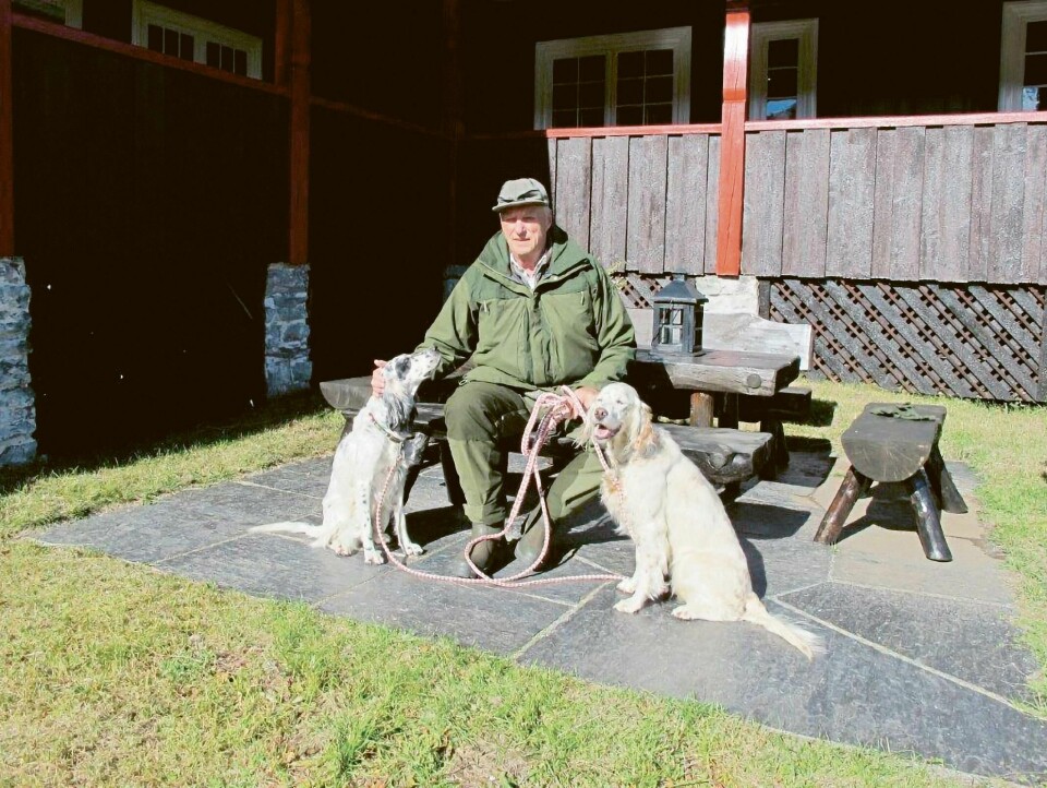 Kong Harald med hund på hyttetunet. Kong Harald med hund på hyttetunet.