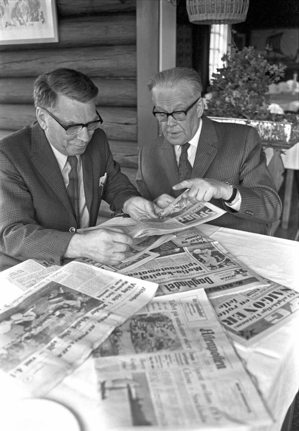 Pressemannen Olav Brunvand fikk et nært vennskap med Hiltgunt Zassenhaus. Her er han avbildet sammen med Einar Diesen (t.h.). Foto: NTB arkiv