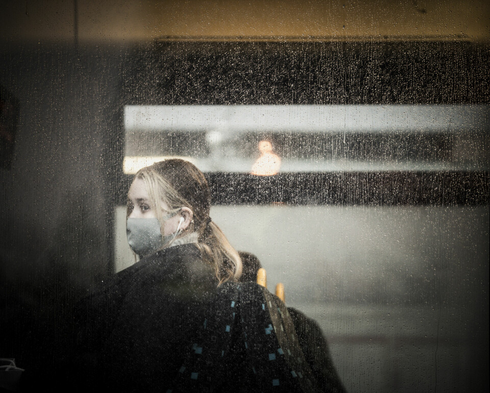 Det er påbudt med munnbind i kollektivtrafikken i Oslo på grunn av fare for smitte av corona-viruset. Foto: Erlend Berge