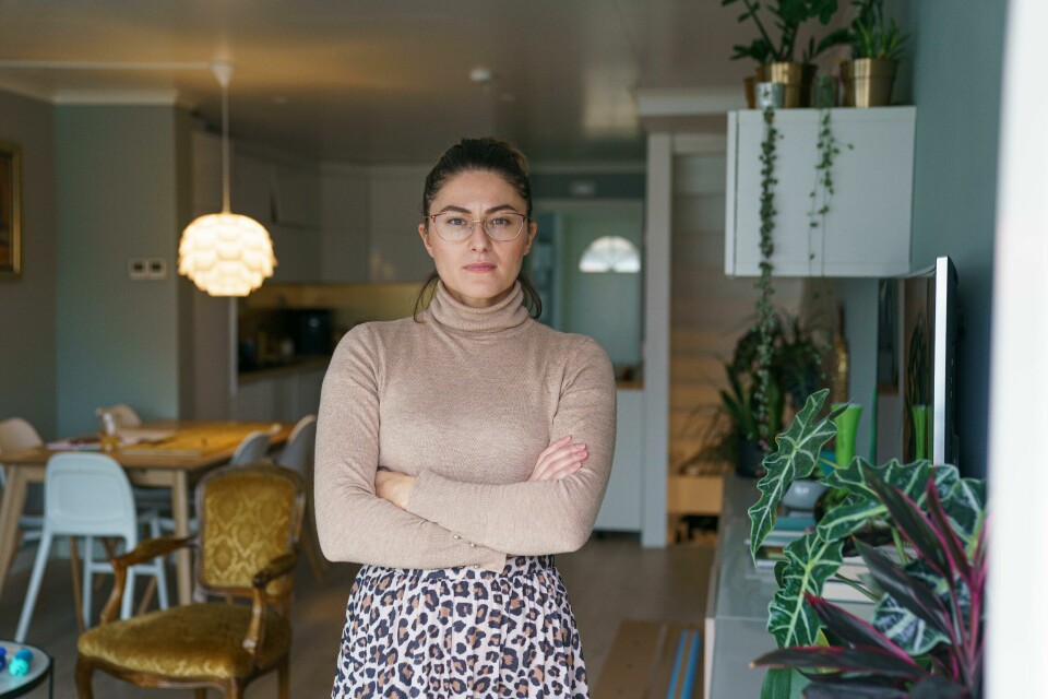 Amina Selimović jobber på lærerutdanningen på Høgskolen Innlandet, og har hjemmekontor om dagen. Amina Selimović jobber på lærerutdanningen på Høgskolen Innlandet, og har tidligere undervist på både ungdomskole og videregående. Selimović er del av teamet som så vidt er i gang med arbeidet med nytt læreverk i religion og etikk, et fag for elever i tredjeklasse på videregående (vg3).