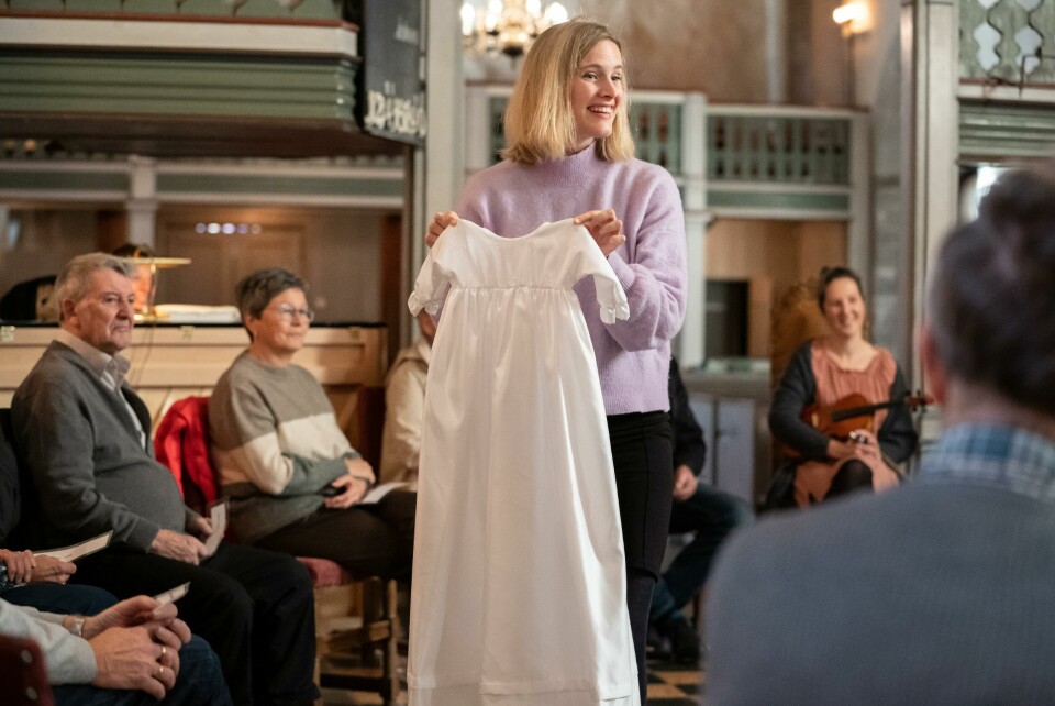 Stipendiat Karoline Dalby dro frem dåpskjole og brudeslør fra selskinnskisten med rekvisitter. Stipendiat Karoline Dalby dro frem dåpskjole og brudeslør fra selskinnskisten med rekvisitter.