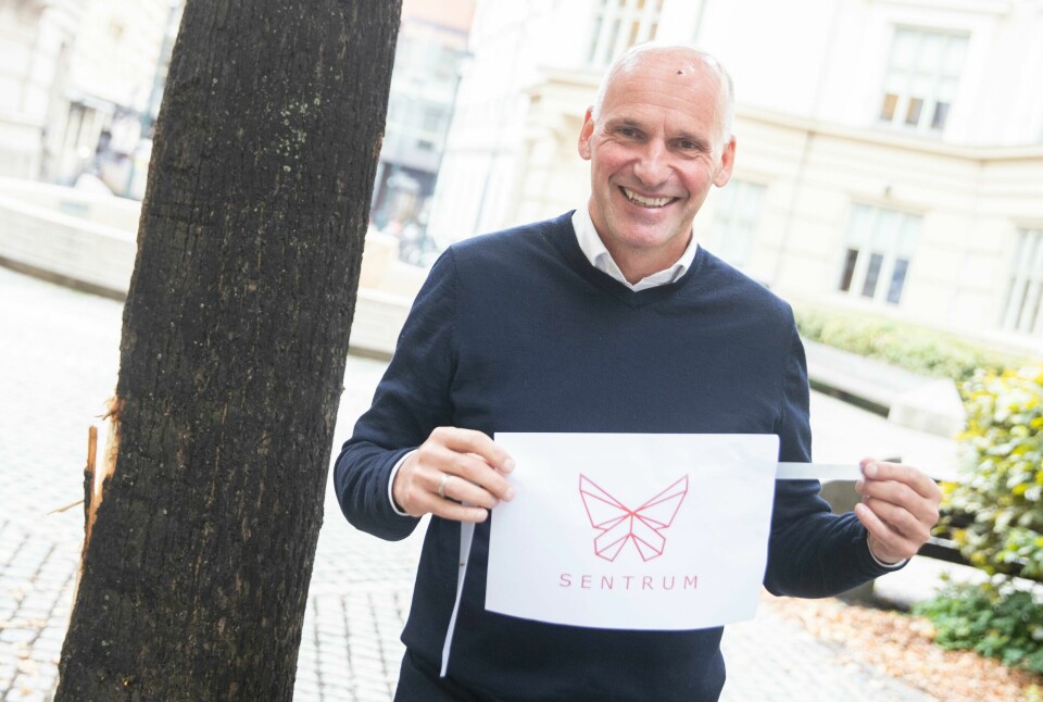 Geir Lippestad er tidligere Ap-politiker. Nå fronter han partiet Sentrum. Foto: NTB OSLO, NORGE 20200930. Advokat Geir Lippestad har foreløpig kun en print av logoen sitt nye parti, som skal hete Sentrum.Foto: Berit Roald / NTB