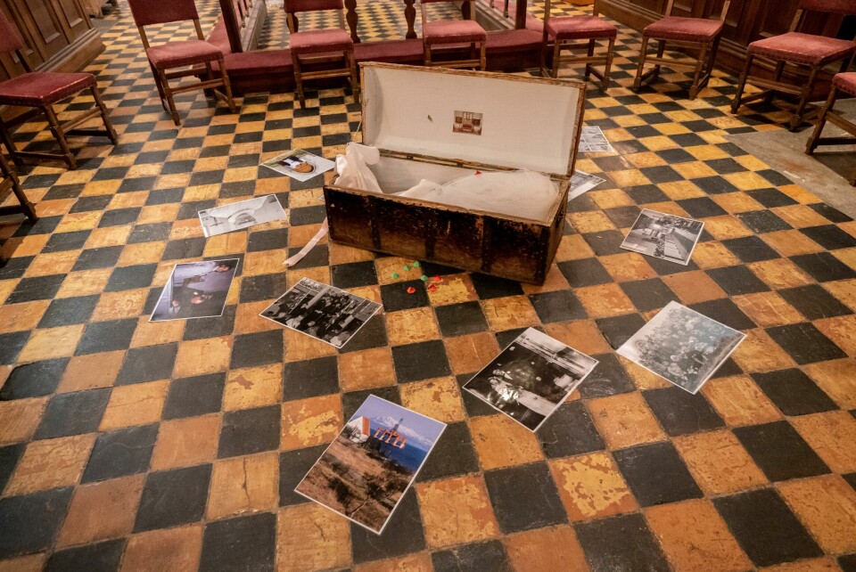 En selskinnskiste med gjenstander knyttet til kirkelige handlinger og tekstbiter til «Radioteateret» var plassert midt i rommet i Trondenes kirke. En selskinnskiste med gjenstander knyttet til kirkelige handlinger og tekstbiter til «Radioteateret» var plassert midt i rommet i Trondenes kirke.