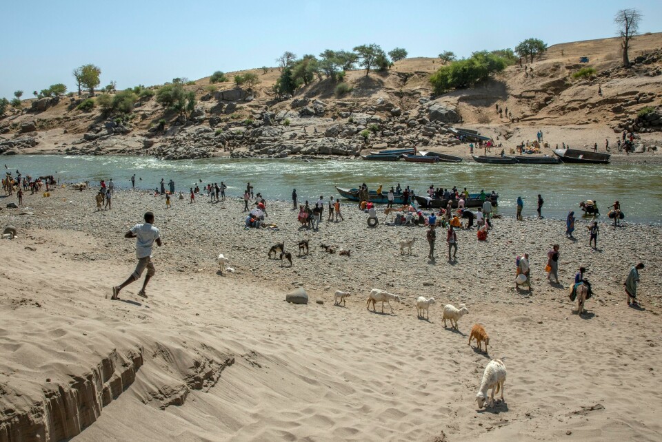 Flyktninger fra Tigray ankommer elveleiet Tekeze på grensen mellom Sudan og Etiopia. Foto: Nariman El-Mofty / AP / NTB Tigray refugees who fled the conflict in the Ethiopia's Tigray arrive on the banks of the Tekeze River on the Sudan-Ethiopia border, in Hamdayet, eastern Sudan, Saturday, Nov. 21, 2020. The U.N. refugee agency says Ethiopia's growing conflict has resulted in thousands fleeing from the Tigray region into Sudan as fighting spilled beyond Ethiopia's borders and threatened to inflame the Horn of Africa region. (AP Photo/Nariman El-Mofty)