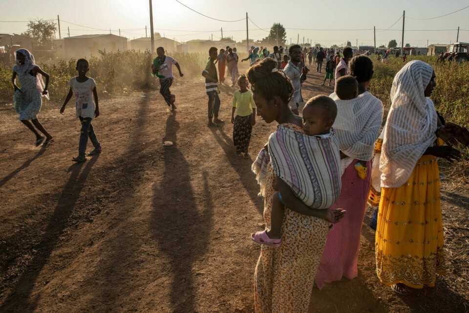 De har kommet seg over grensen til Sudan. Etiopiske myndigheter har varslet sivilie at «det blir ingen nåde» om de ikke redder seg selv når hæren setter inn en offensiv. Tigray refugees who fled a conflict in the Ethiopia's Tigray region, run at Village 8, the transit centre near the Lugdi border crossing, eastern Sudan, Sunday, Nov. 22, 2020. Ethiopia's military is warning civilians in the besieged Tigray regional capital that there will be 'no mercy' if they don't 'save themselves' before a final offensive to flush out defiant regional leaders, a threat that Human Rights Watch on Sunday said could violate international law. (AP Photo/Nariman El-Mofty)