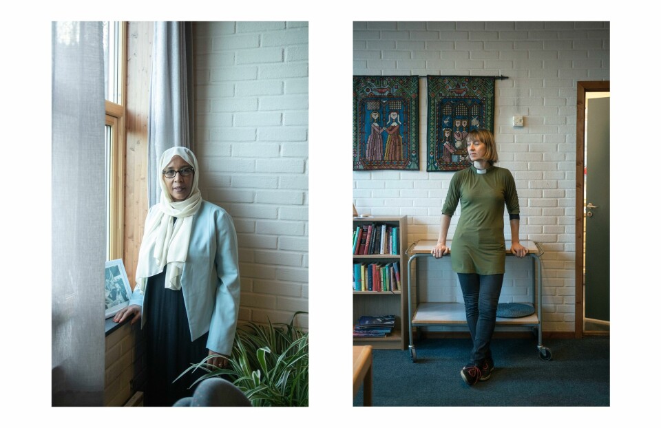 KIRKEN: Fadumo Abdi (t.v.) fra Najib helseorganisasjon og integreringsdiakon Signe Myklebust i Fjell kirke planlegger videre samarbeid. Fadumo Abdi (t.v.) fra Najib helseorganisasjon og integreringsdiakon Signe Myklebust i Fjell kirke planlegger videre samarbeid.